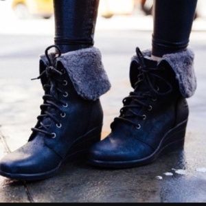 Ugg Zea Booties wedge lace up size 7 fur collar